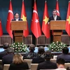 越南政府总理范明政与土耳其副总统耶尔马兹举行会谈