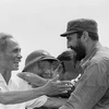 古巴革命领袖菲德尔•卡斯特罗受到越南人的热烈欢迎（图片来源：越通社）