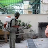 医务人员在平盛​区喷洒驱蚊药（图片来源：越通社）