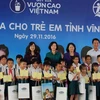 越南国家副主席邓氏玉盛参加向永隆省儿童赠送牛奶活动（图片来源：越南人民报）
