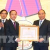 越南政府总理阮春福向越南中小型企业协会授予三级劳动勋章