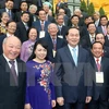 越南国家主席陈大光​与荣获《邓文语奖》的119个优秀医务工作者和集体代表合影