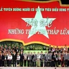 西北地区先进模范表彰大会在富寿省越池市雄王广场隆重举行。
