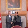 越共中央委员、国会副主席杜伯巳和加拿大众议院布鲁斯‧萨通（图片来源：越通社）