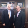 越南驻美国大使范光荣与美国参议院军事委员会主席约翰·麦凯恩（图片来源：越通社）