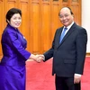 政府总理阮春福会见老挝政府办公厅部长苏万鹏•布帕奴翁。（图片来源：越通社）