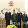 越南人民军副总参谋长武文俊会见法国维和专家代表团（图片来源：越通社）
