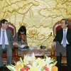 越共中央经济部部长阮文平会见国际货币资金组织专家（图片来源：越通社）