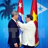 越南驻古巴大使杨明被授予古巴国务委员会友谊勋章