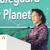 越南国会主席阮氏金银在题为“团结维护一颗健康的星球”的讨论会上发表讲话。