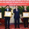 河内市委书记黄忠海分别向河内市人民委员会主席及副主席授予劳动勋章。