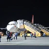 抵达联姜机场的首批中国游客（图片来源：越通社）