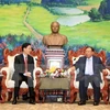 老挝人民革命党中央总书记、国家主席本扬·沃拉吉​与越共中央宣教部部长武文赏​ 