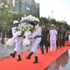 柬埔寨国防部代表团向英烈们敬献花圈