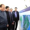 广宁省领导向阮春福总理介绍云屯机场指挥中心建设项目
