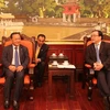 河内市委书记黄忠海与柬埔寨金边市长巴速杰旺