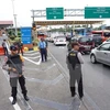 印尼警察在一个机场巡逻