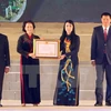 阮氏金银代表党和国家向该省党委、政府和人民授予一级劳动勋章