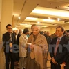 越南驻印大使孙生成（右二）与各位参观代表。
