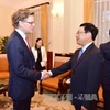 越南政府副总理兼外交部长范平明与瑞典新任驻越南大使佩雷里克•霍格贝尔格​ （图片来源：越通社）