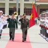 越南国防部长吴春历与柬埔寨国防大臣迪检阅三军仪仗队