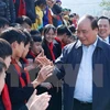 宝林县学生们热烈欢迎阮春福总理