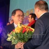 法国舒瓦西勒鲁瓦市迪迪埃·纪尧姆向阮玉山大使授予纪念章