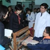 日本首相夫人安倍昭惠走访慰问河内康复医院残疾儿童及老年人（图片来源：越通社）