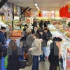 众多越南人侨胞前来青平青春超市购买年货（图片来源：越通社）