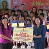 越南国家副主席邓氏玉盛向特困学生颁发助学金（图片来源：越通社）