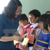 越南国家副主席邓氏玉盛向嘉莱省贫困儿童赠送助学金（图片来源：越通社）