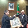 阿尔及利亚国民议会议长哈利法会见越南驻阿尔及利亚大使范国柱（图片来源：越通社）