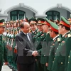 越南政府总理阮春福与国防情报总局干部、战士