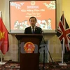 越南驻英大使阮文草在见面会上致辞。