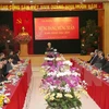 越共中央总书记阮富仲与党中央办公厅干部职员举行见面会。