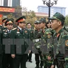 越南国防部部长吴春历看望慰问205团战士（图片来源：越通社）