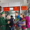 广治省劳保国际口岸迎来首两位持电子签证的外国游客（图片来源：baohaiquan.vn）