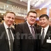 越南驻德国大使段春兴（右一）与巴伐利亚州​代表合影