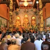 越南同胞们在佛迹寺上香祈求平安好运。