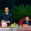 阮春福总理在会上致辞。