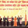 阮春福总理向​北宁省领导授予一级独立勋章