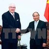 越南政府总理阮春福与英国怡和集团主席亨利·凯瑟克爵士（图片来源：越通社）