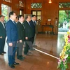越南政府总理阮春福来到金莲遗迹区 向胡志明主席敬香（图片来源：越通社）