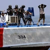 菲律宾警察抓捕海盗的情景（图片来源：路透社）