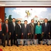 胡志明市市委书记丁罗升与老挝占巴塞省省委书记兼省长本通·迪维塞