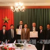 越南驻捷克大使向为推广越南文化旅游做出贡献的捷克政客授予纪念章（图片来源：越通社）