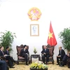 越南政府副总理张和平在政府总部会见正在访越的法国负责国家改革及行政简化的国务秘书让-文森特·普拉赛。