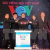 武德儋副总理与越南广播电台领导按下开播按钮（图片来源：越通社）