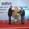 河南省人民委员会主席阮春东向越南NMS公司领导送花（图片来源：越通社）
