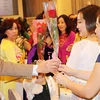 越南驻捷克大使张孟山向妇女们赠送鲜花